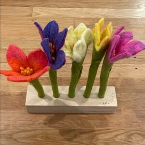 Lovevery Colorful Felt Flower Arrangement